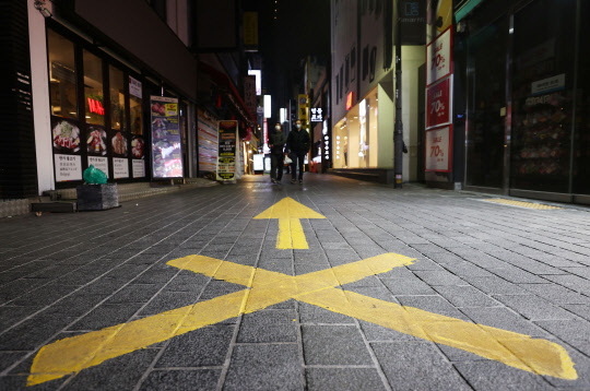 5일 저녁 서울 명동 거리가 한산하다. 서울시는 4일 영화관과 스터디카페, 일정 규모의 마트 등 오후 9시 이후 영업금지 업종 확대를 포함한 사회적 거리두기 강화대책을 내놨다.  연합뉴스